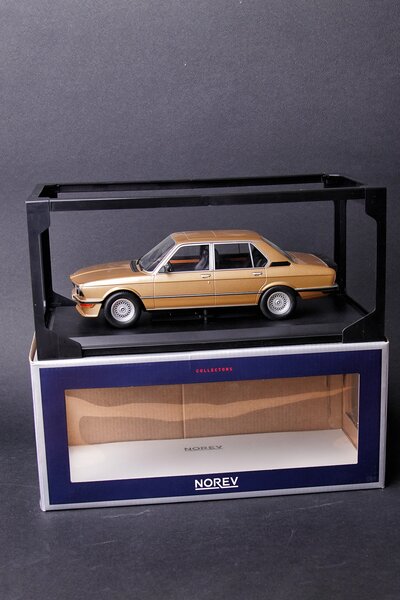 Vand pachet de 6 machete auto BMW scara 1:18